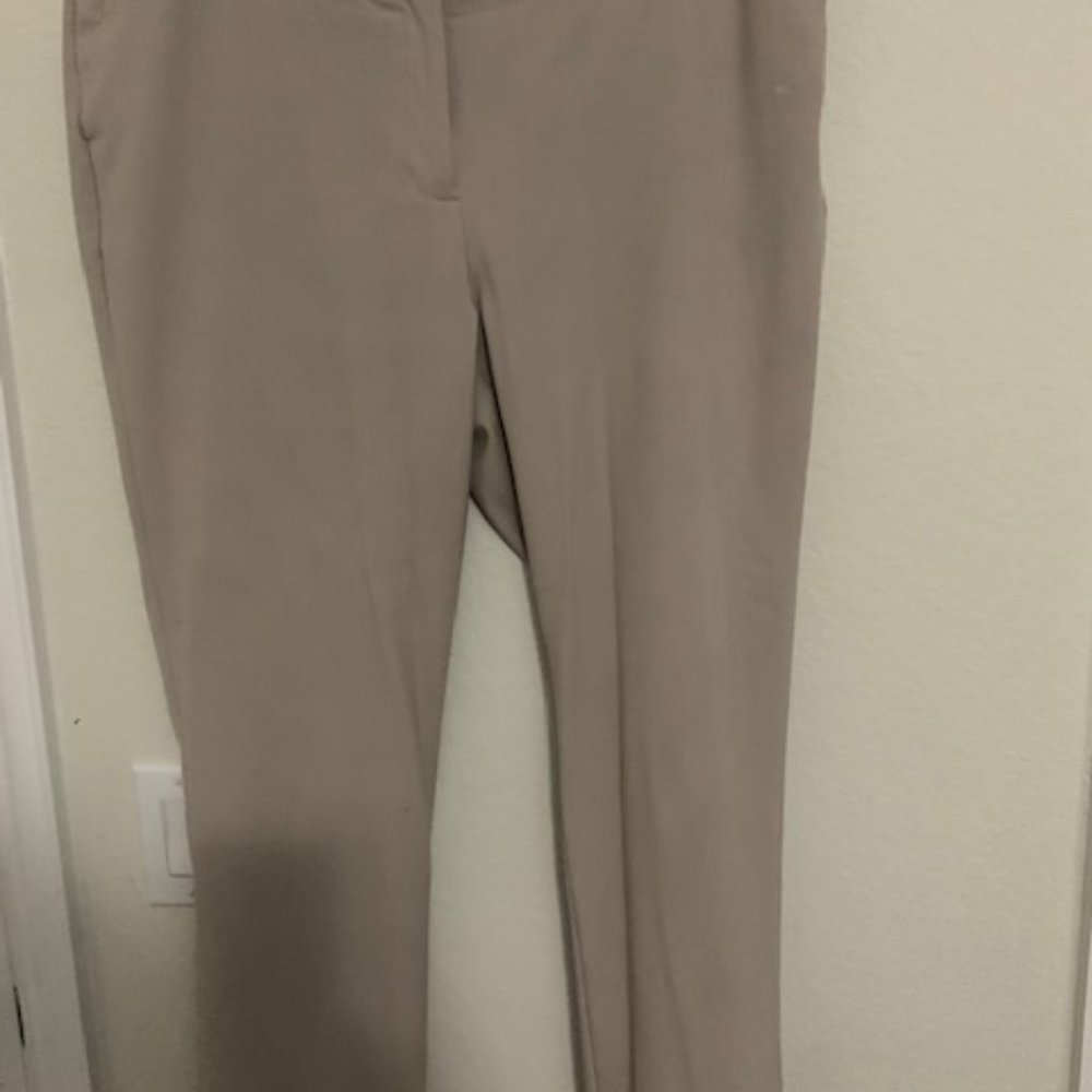 🌺SALE💃🏻 Tan Larry Levine capri pants